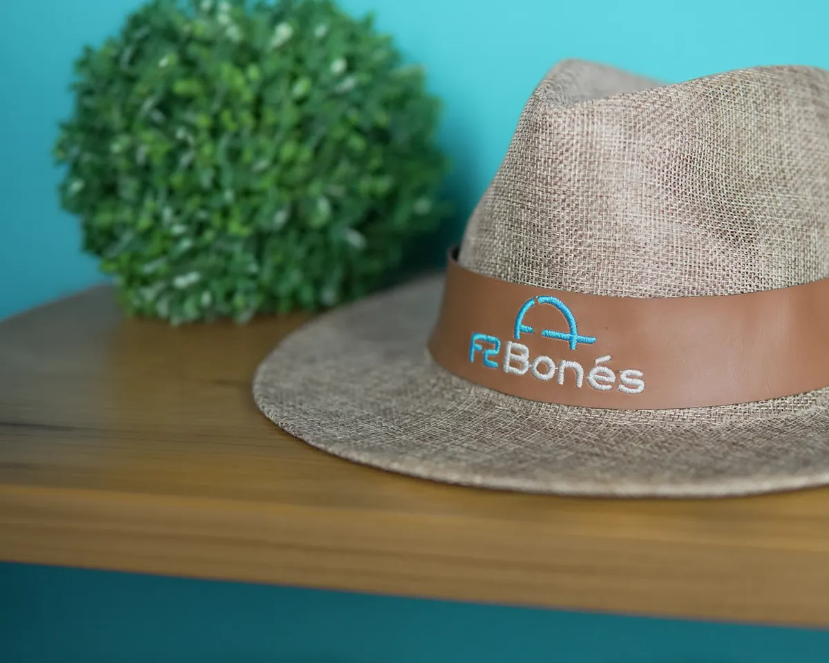 Bonés bordados prontos para entrega aos clientes F2